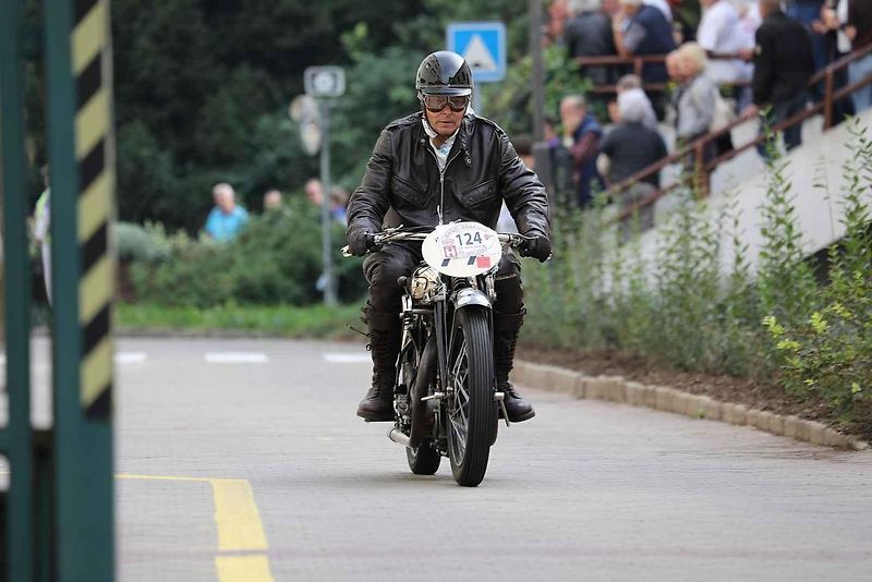 Na akci Jízda do vrchu a výstava historických vozidel se představilo na tři sta automobilů a motocyklů.