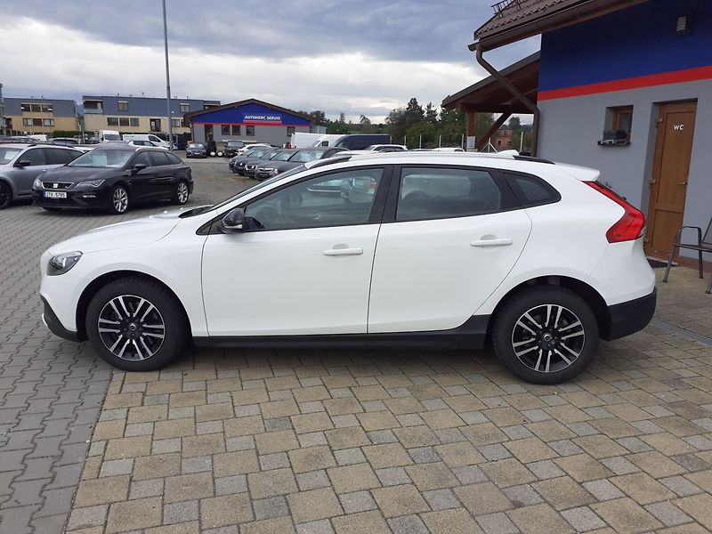 Volvo V40 (2018) 2.0 D CROSS COUNTRY - fotka 6 z 32