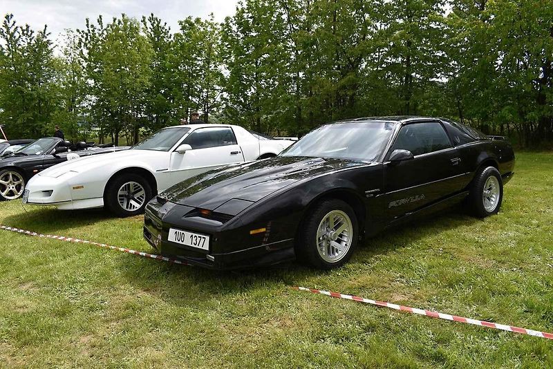 Ve Varnsdorfu se potkali majitelé několika desítek automobilových veteránů.