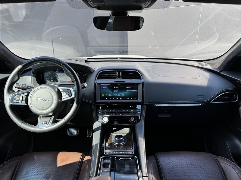 Jaguar F-Pace 3,0 30d V6 AWD S AT DPH - fotka 15 z 33