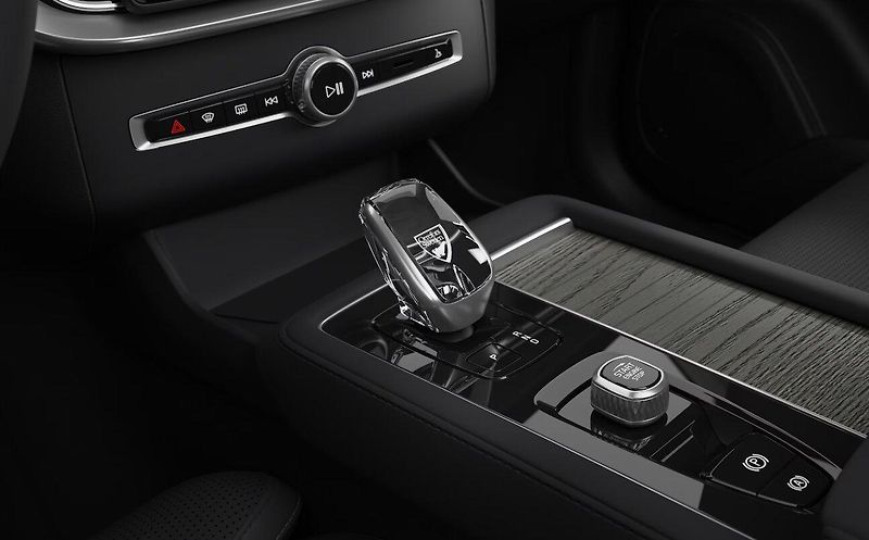 Volvo XC90 (2026) B5 AWD PLUS DARK - fotka 16 z 17