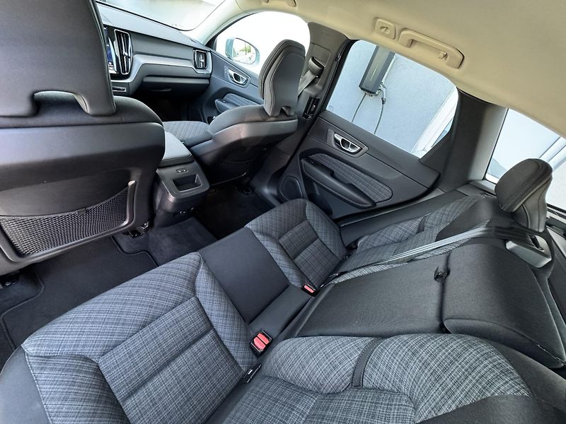 Volvo XC60 B5 AWD (benzín) CORE 1.maj. - fotka 18 z 46