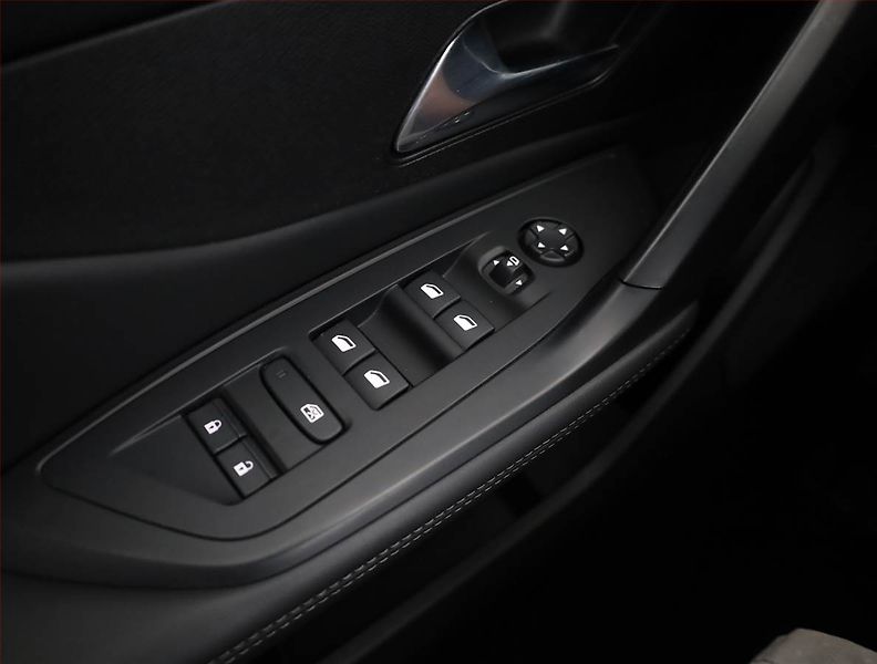 Peugeot 308 (2023) 1.5 BlueHDi, Automat - fotka 12 z 18