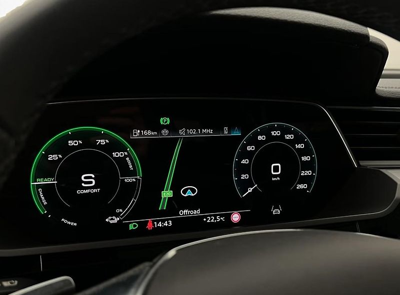 Audi Q8 e-tron 55 Q 360kam Vzduch Tažné Pano  - fotka 21 z 37