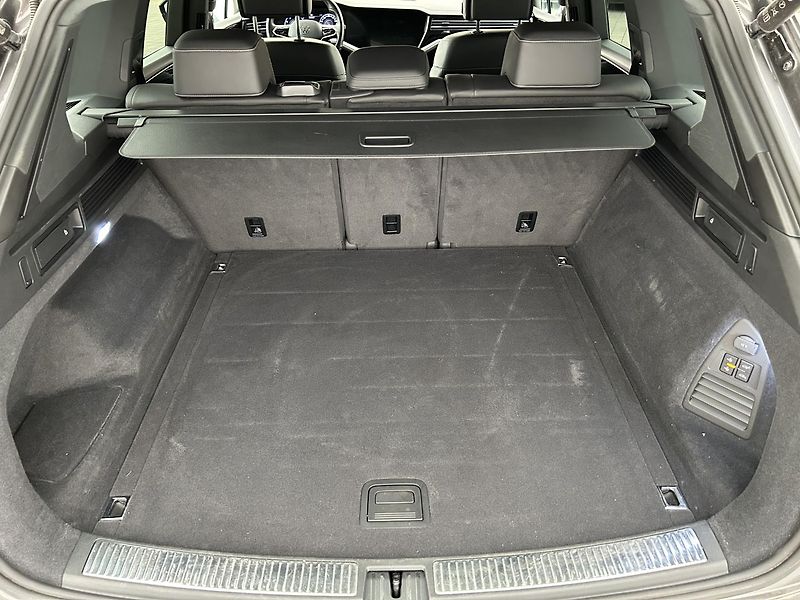 Volkswagen Touareg 3.0 TSI 4x4 R-Line - fotka 27 z 36