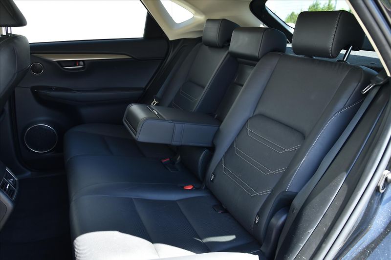 Lexus NX 300h 2.5 145kW 4WD PRESTIGE ČR - fotka 11 z 31