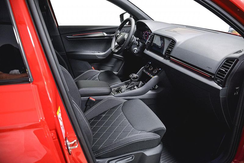 Škoda Karoq (2023) Sportline Exclusive 2,0 TSI 14 - fotka 28 z 37