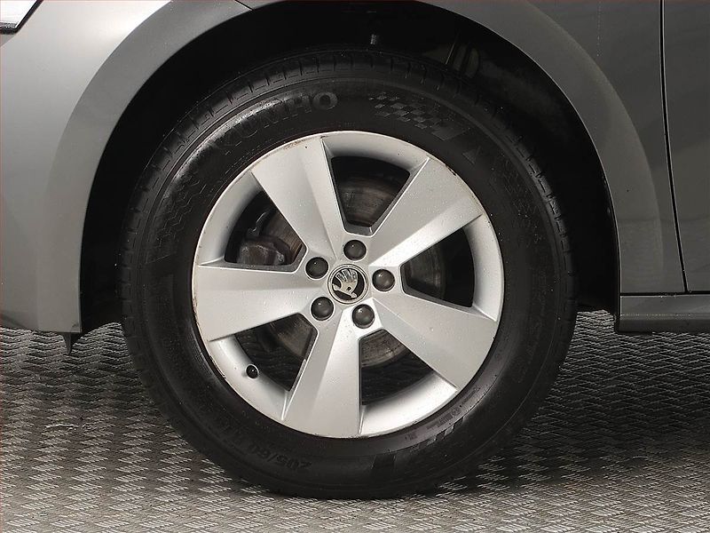 Škoda Kamiq (2023) 1.0 TSI, Tempomat - fotka 14 z 17
