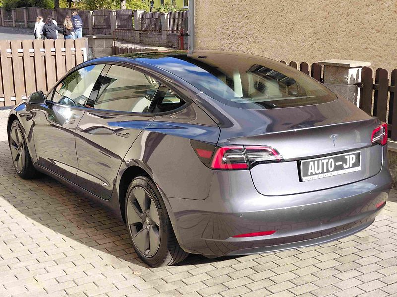 Tesla Model 3 RWD LED ACC 18ALU SOH 91,1% - fotka 5 z 19