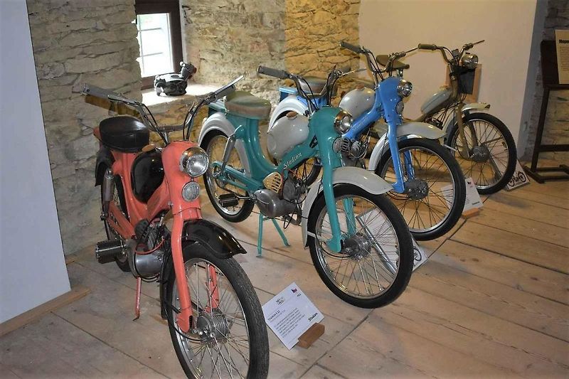 Motokola byla v různých obdobích velmi oblíbeným dopravním prostředkem. Toto je vůbec první český produkt tohoto druhu