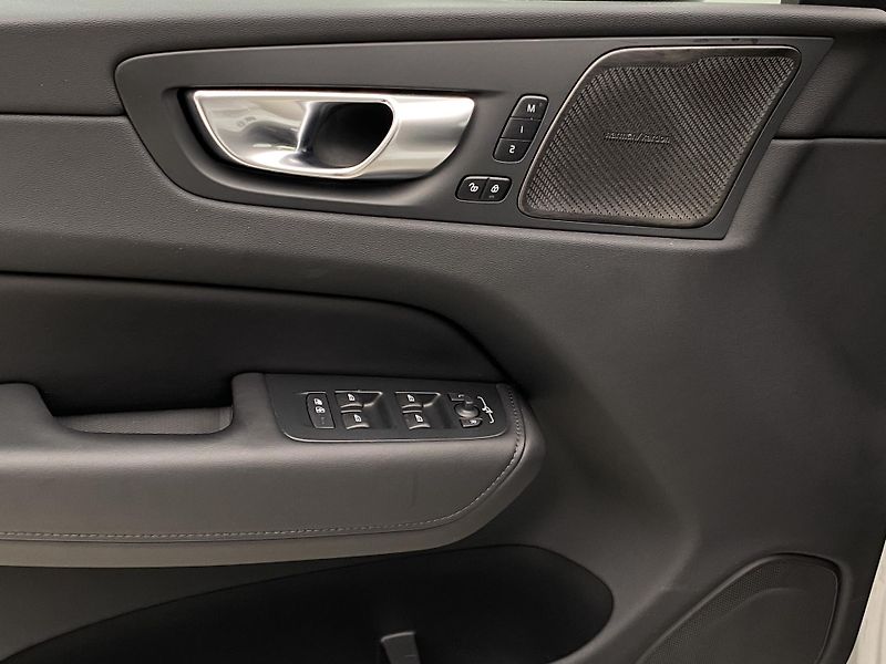 Volvo XC60 B5 AWD DARK PLUS AUT CZ - fotka 28 z 60
