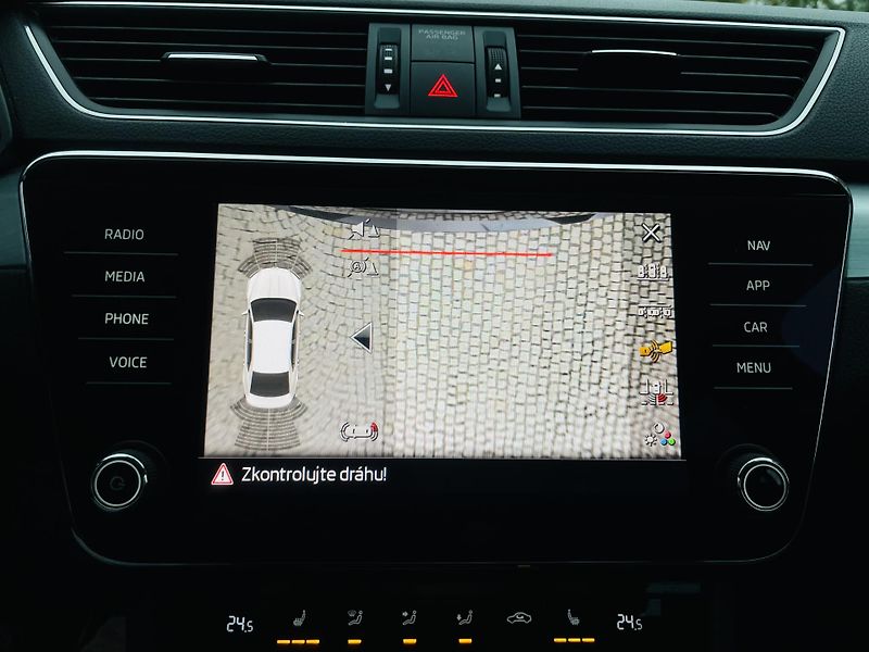 Škoda Superb 1.4TSI 1.MAJITEL KAMERA VÝHŘEV - fotka 42 z 48
