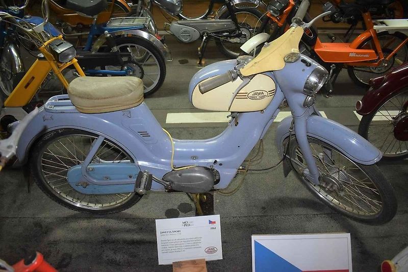 Motokola byla v různých obdobích velmi oblíbeným dopravním prostředkem. Toto je vůbec první český produkt tohoto druhu