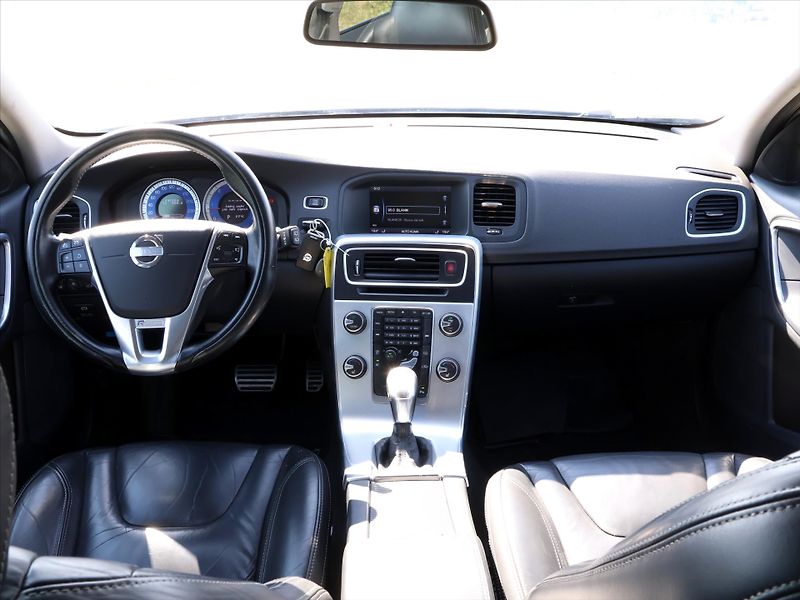 Volvo V60 2,4 D4 V5 Aut. AWD R-design - fotka 24 z 32