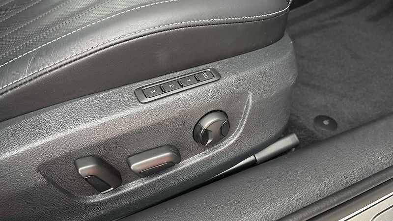 Škoda Superb 2.0 TDI DSG L&K Combi - fotka 23 z 34