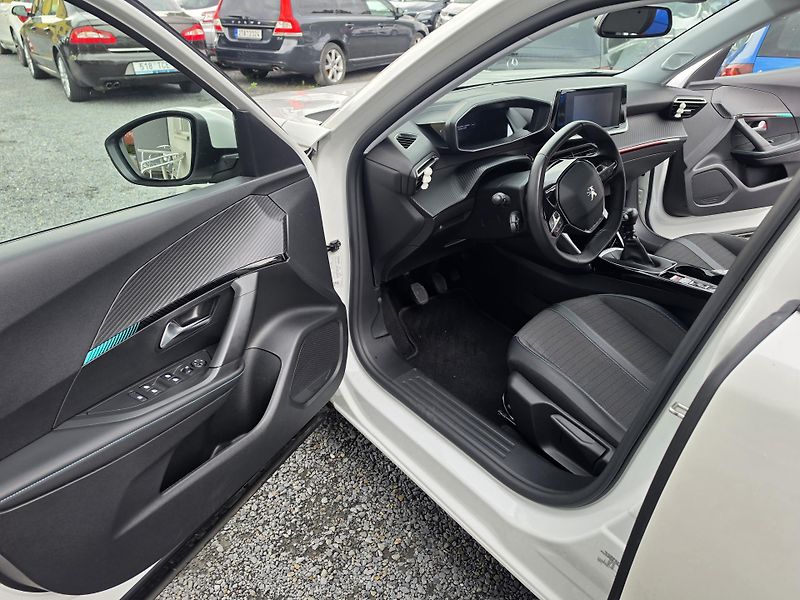 Peugeot 2008 1.2 T 96KW 54tkm  - fotka 11 z 25