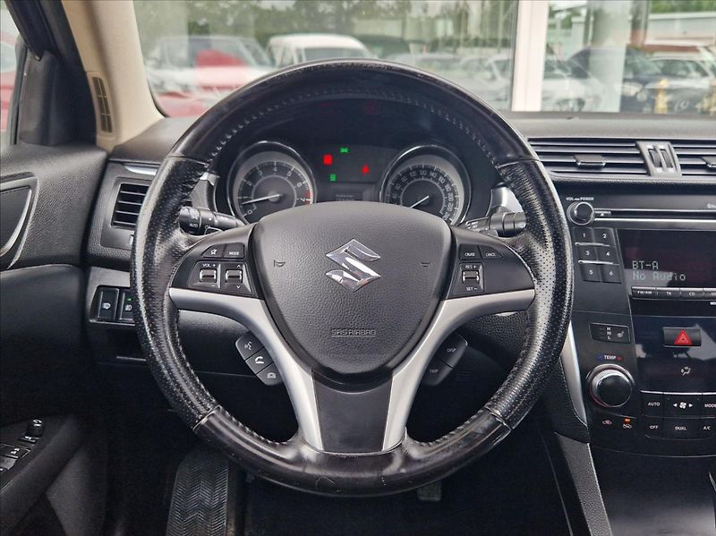 Suzuki Kizashi 2,4 i 4x4 XENON AC ŠÍBR VÝHŘEV - fotka 22 z 37