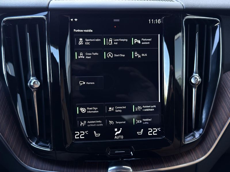 Volvo XC60 T5 AWD // MOMENTUM PRO  - fotka 28 z 49