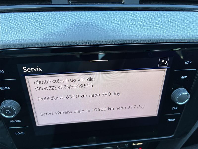 Volkswagen Passat 2,0 TDI TAŽNÉ KAMERA KEYLESS - fotka 26 z 26