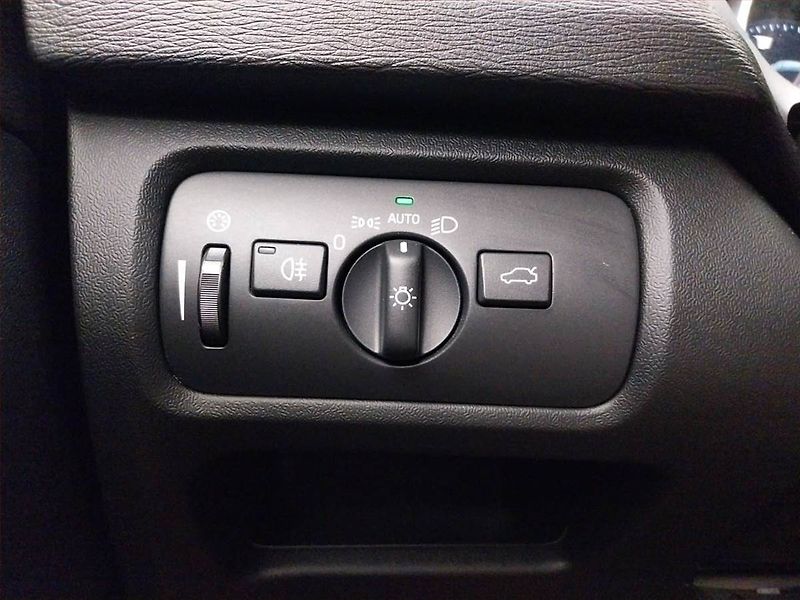 Volvo V40 (2019) 2.0 D3, Automat, Serv.kniha - fotka 17 z 21