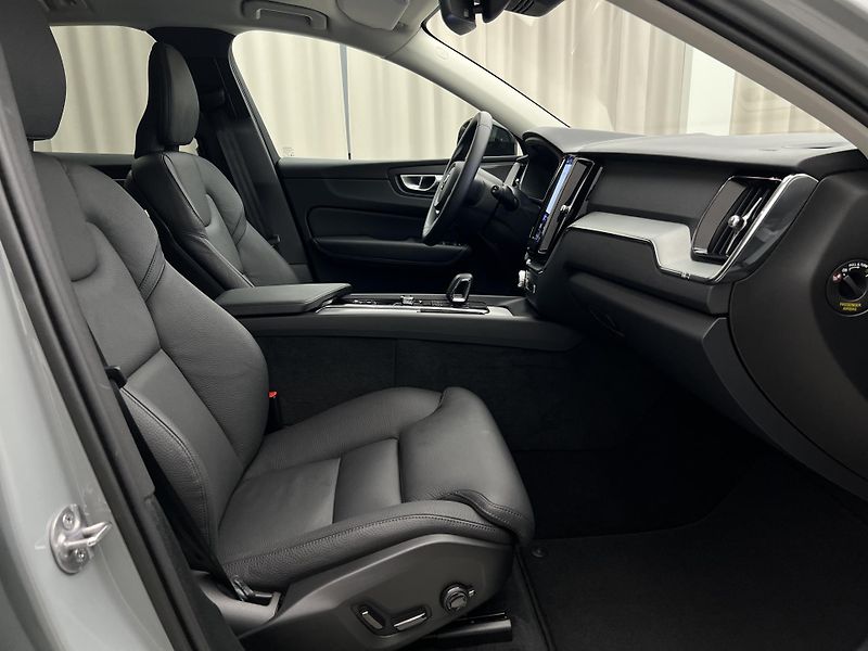 Volvo XC60 B5 AWD PLUS DARK AUT REZERVACE - fotka 19 z 44