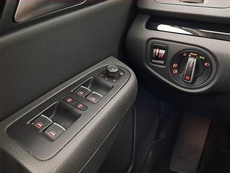 Volkswagen Sharan (2017) 2.0 TDI BMT, 4X4, 7 míst - fotka 17 z 20
