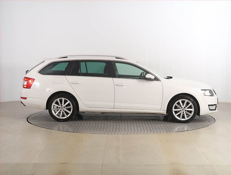 Škoda Octavia (2015) Elegance 1.6 TDI, Tempomat - fotka 6 z 16