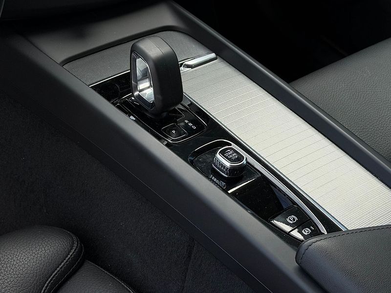 Volvo XC60 PLUS Bright B5 AWD - fotka 12 z 24