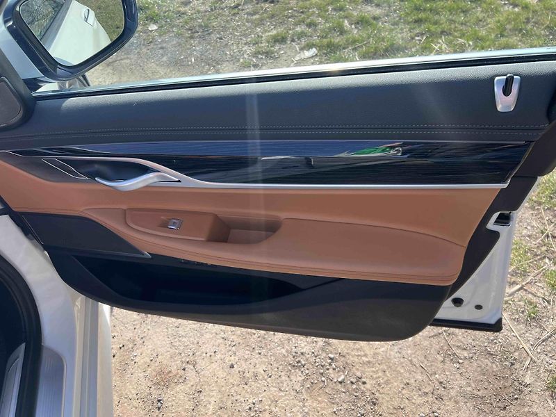 BMW Řada 7 750i 390kW xDrive Laser M pake - fotka 18 z 25