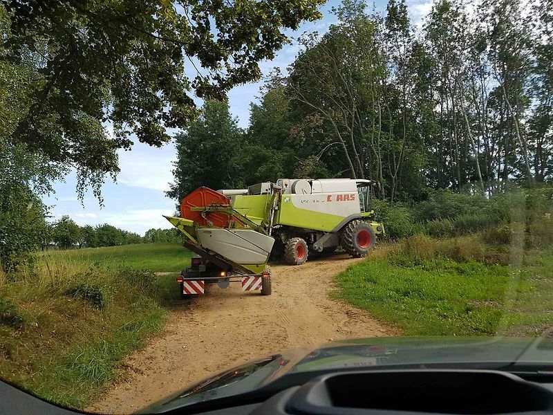 Tam a zpět, kombajnista se na poli nezastaví.