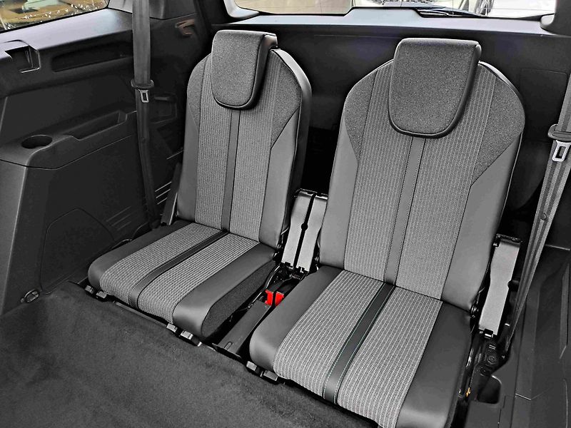 Peugeot 5008 (2022) 1,2 PT ALLURE LED ALU PDC NAVI - fotka 14 z 24