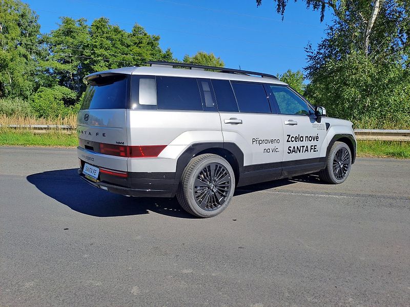Hyundai Santa Fe (2025) 1,6 T-GDI HEV 6AT 4×4 MR25 - fotka 3 z 18
