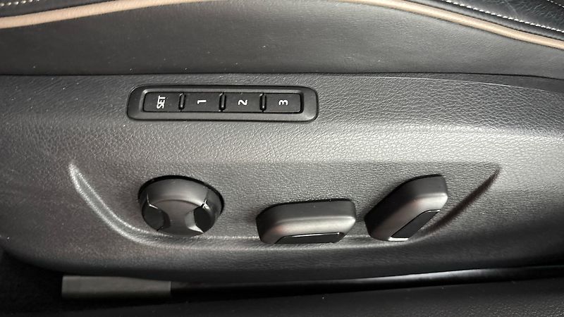 Škoda Superb 2.0 TDI DSG 4x4 Scout Combi - fotka 22 z 35
