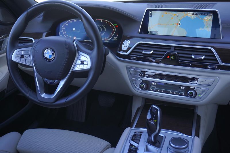 BMW Řada 7 (2020) 750I 4,4 XDRIVE STEPTRONIC - fotka 23 z 50