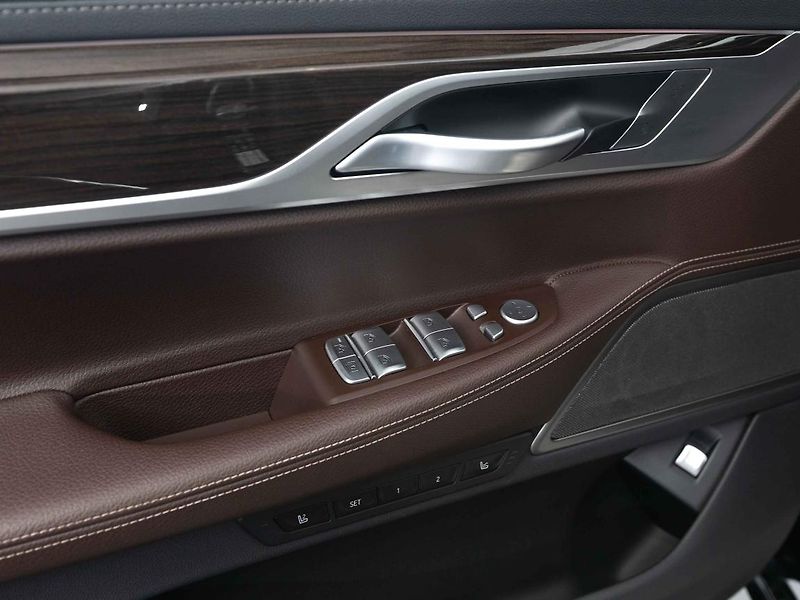BMW Řada 7 750Li xDrive Sedan - fotka 17 z 22