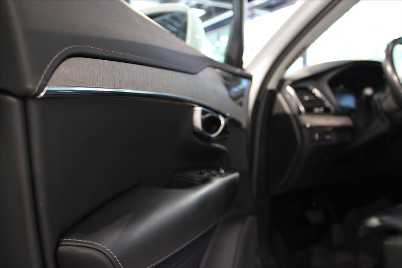 Volvo XC90 B5 AWD 173 kW Inscription Pole - fotka 10 z 36