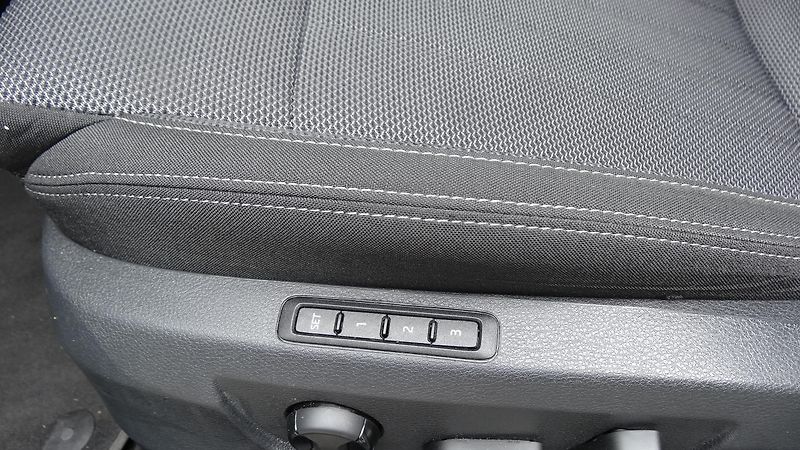 Škoda Superb Kombi 2.0TDi DSG Style plus - fotka 38 z 40