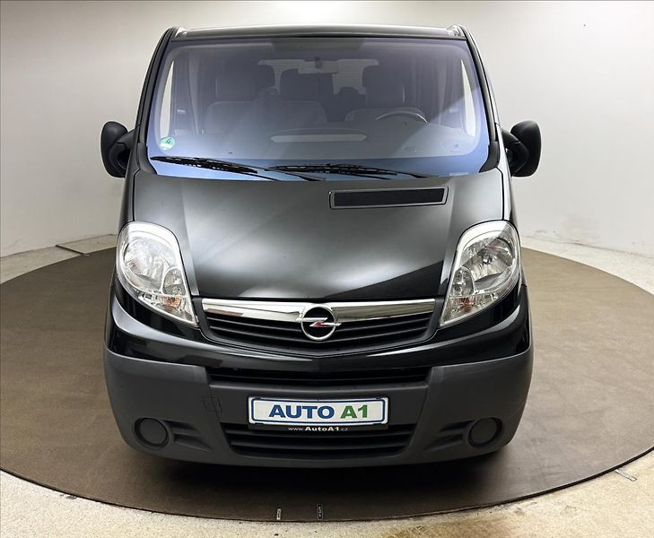 Opel Vivaro 2,5 107kW 9MÍST AC TAŽNÉ 1.MAJ - fotka 2 z 30