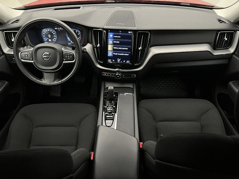 Volvo XC60 B4 MOMENTUM - fotka 2 z 46