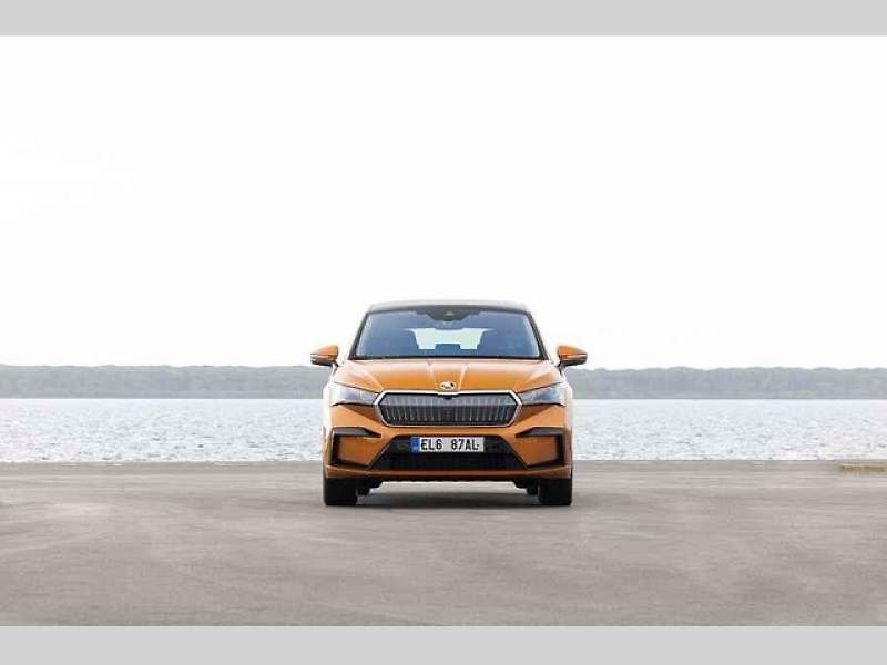 Plně elektrické SUV Škoda Enyaq Coupé iV (na snímku) se představilo v roce 2022 a vzbudilo u zákazníků velký zájem. Automobilka zrychluje svoji elektrickou ofenzivu: do roku 2026 představí tři zcela nové elektrické modely a další budou následovat.