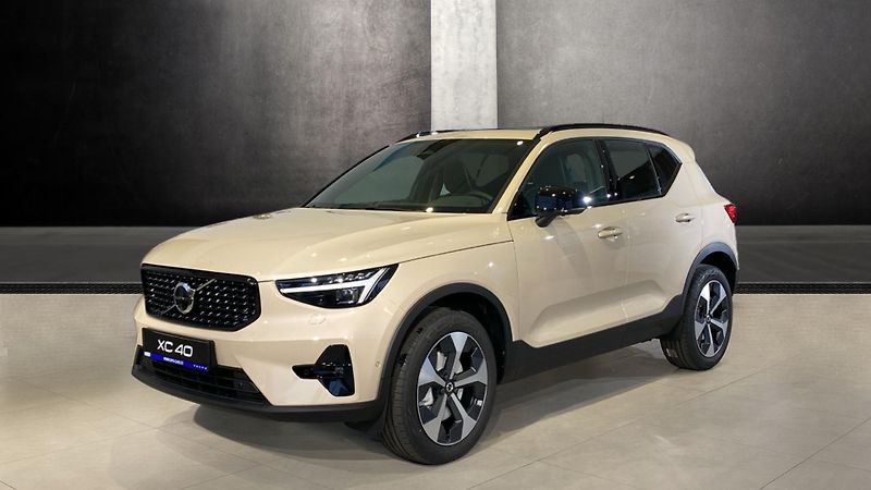 Volvo XC40 (2025) ULTRA DARK, B4 FWD, 145+10 kW - fotografie inzerátu