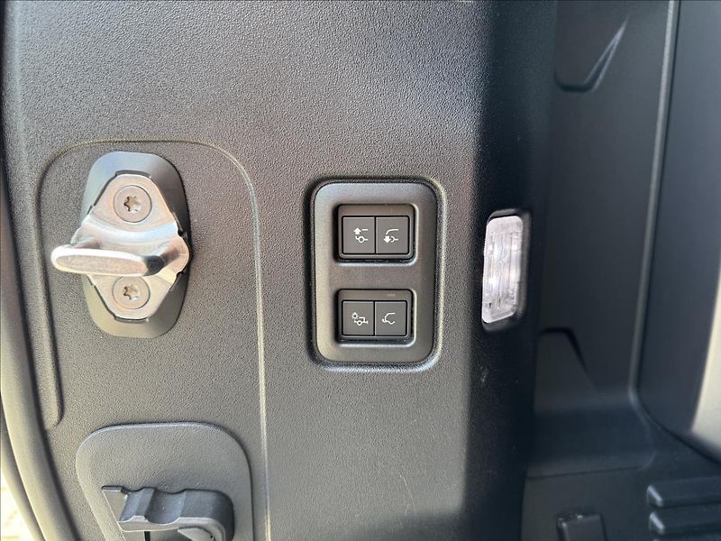 Land Rover Defender 3,0 110 D300 X-DYN. HSE ZÁRUKA - fotka 29 z 40