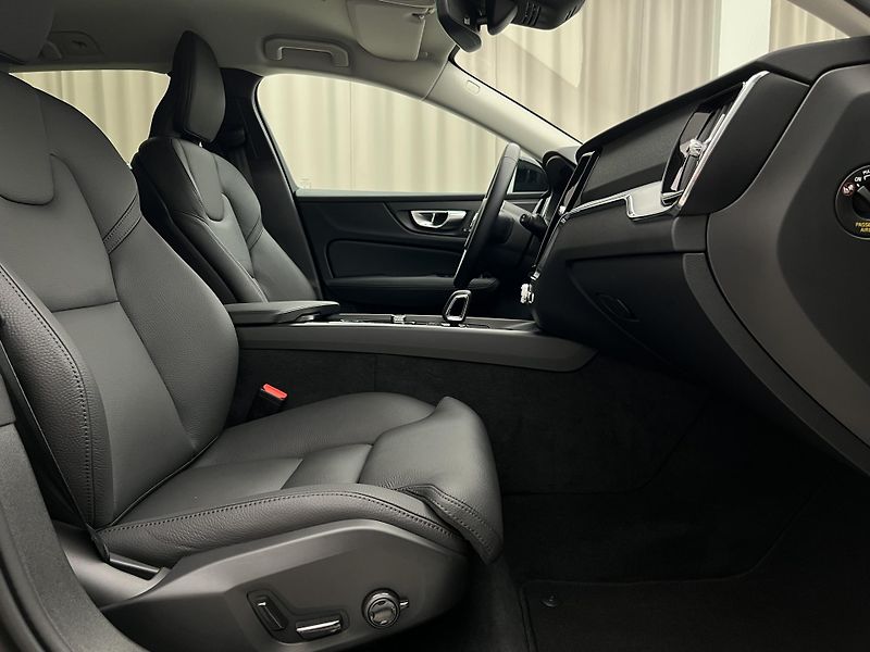 Volvo V60 B4 DARK PLUS AUT - fotka 18 z 42