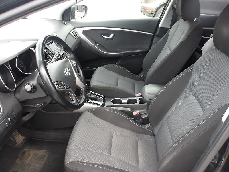 Hyundai i30 1,6CRDi  Automat!! 2 x kola! - fotka 16 z 34