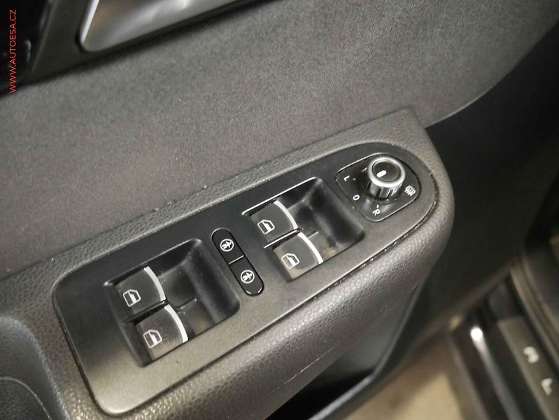 Seat Alhambra (2011) 2.0 TDi 7míst, Navi, panor. - fotka 22 z 23