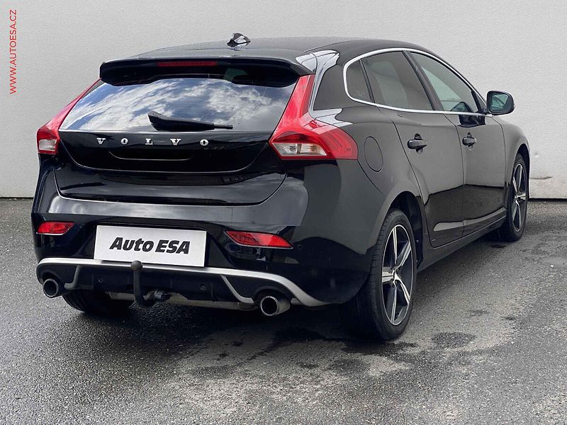 Volvo V40 (2018) 2.0i, AT, LED, kamera - fotka 4 z 18
