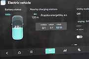 Auto dává přehled i o volných a obsazených nabíječkách v okolí.