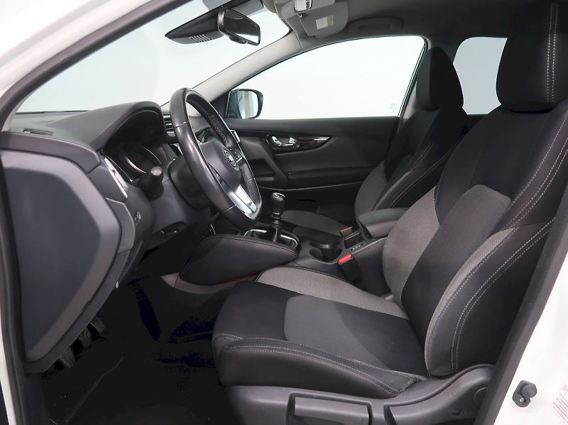 Nissan Qashqai (2021) 1.3DiG-T 103KW TAŽNÉ 360*CAMER - fotka 13 z 33