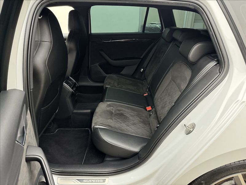 Škoda Superb 2,0 SPORTLINE 4X4 DSG 350HPAPR - fotka 47 z 55