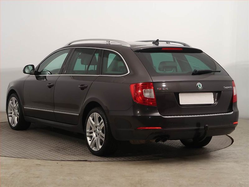 Škoda Superb (2009) Elegance 2.0 TDI, 4X4, Navi - fotka 4 z 12